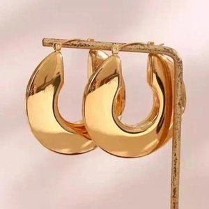 NEW HOLLOW HOOP 18K GOLD EARRINGS, BEAUTIFUL EARRINGS, CUTE EARRINGS.